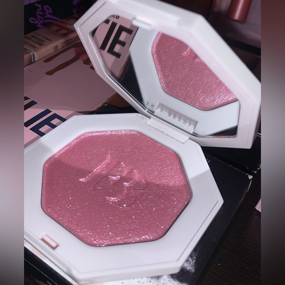 Fenty beauty highlighter in the shade WATTABRAT 05 - Picture 2 of 3